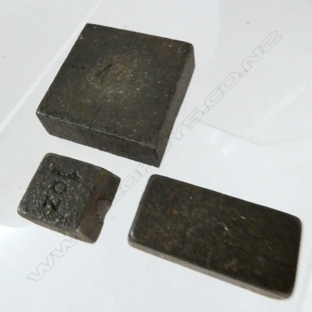BOXED SET OF CAST STEEL 'SCHOOL WEIGHTS' Image 1++